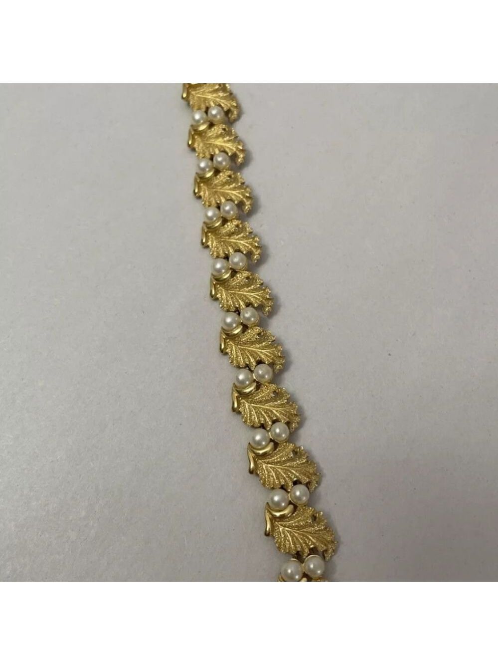 TRIFARI BRUSH GOLD LEAF & PEARL LINK BRACELET VTG - Picture 3 of 8